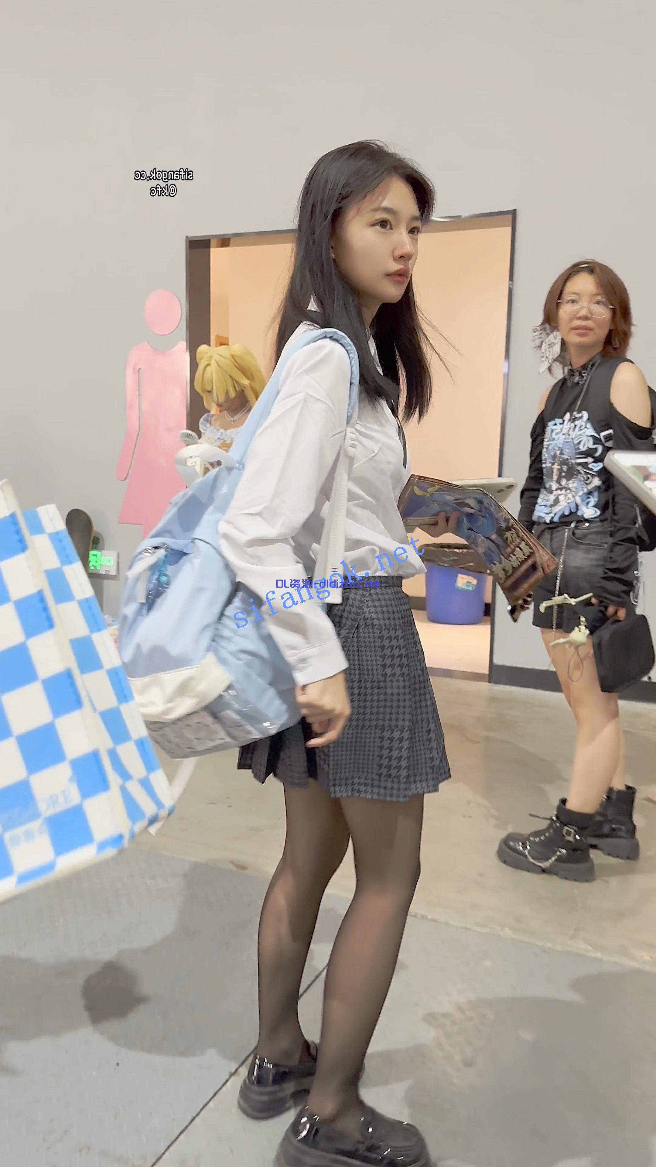 【KFC】制服JK气质学生妹和闺蜜逛街·短裙黑丝袜白内前后CD 300.8MB