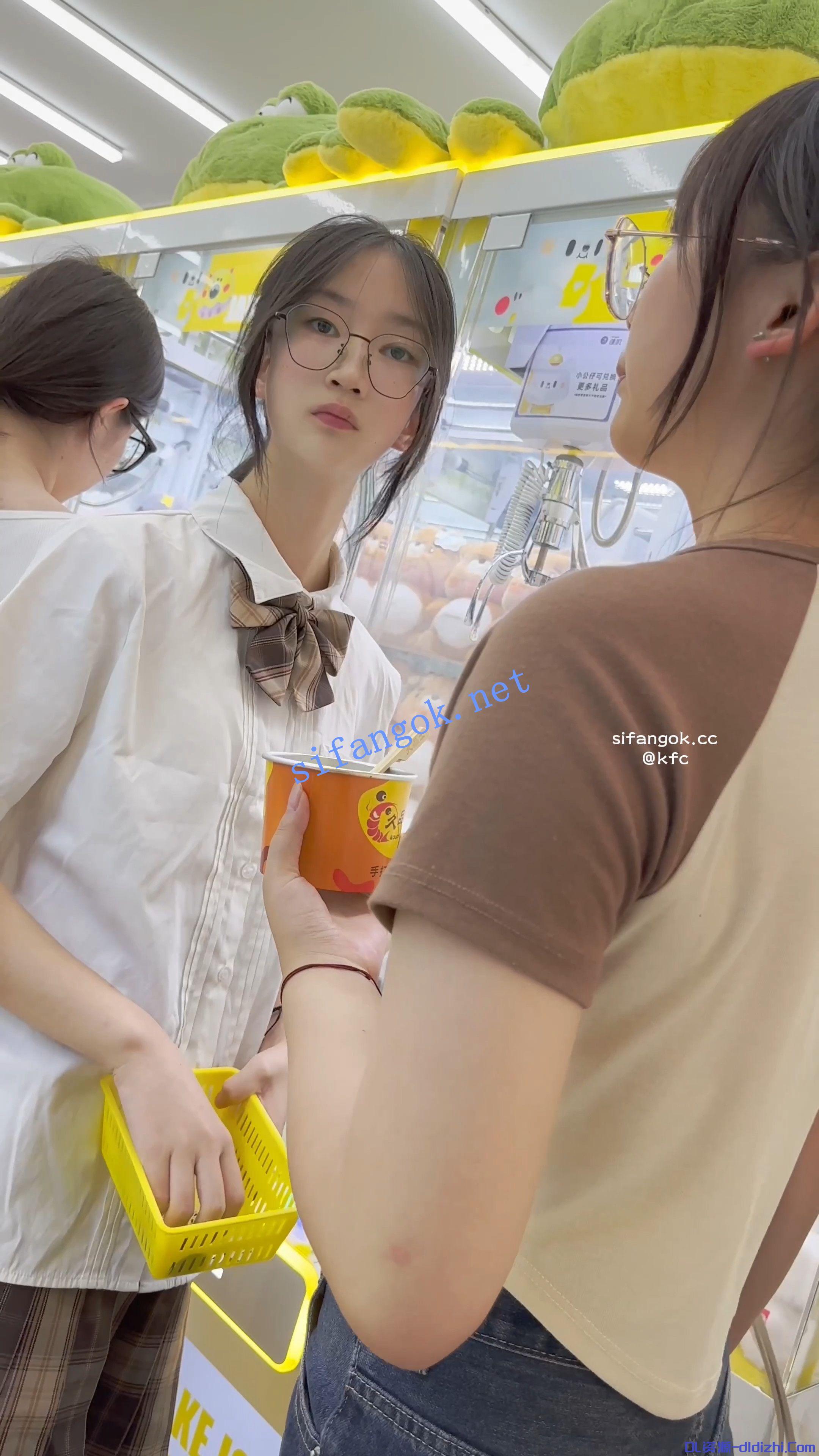 【KFC】JK学生妹和闺蜜抓娃娃·清纯可爱的妹妹白色内尿黄了 935.5MB