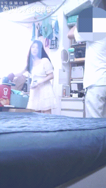 专约极品嫩妹『jklove6969』jk04 jk05两部，请带上耳机叫床好好听，刚开始不给亲 叫的时候强吻她 嘴唇好软(2V) 610MB