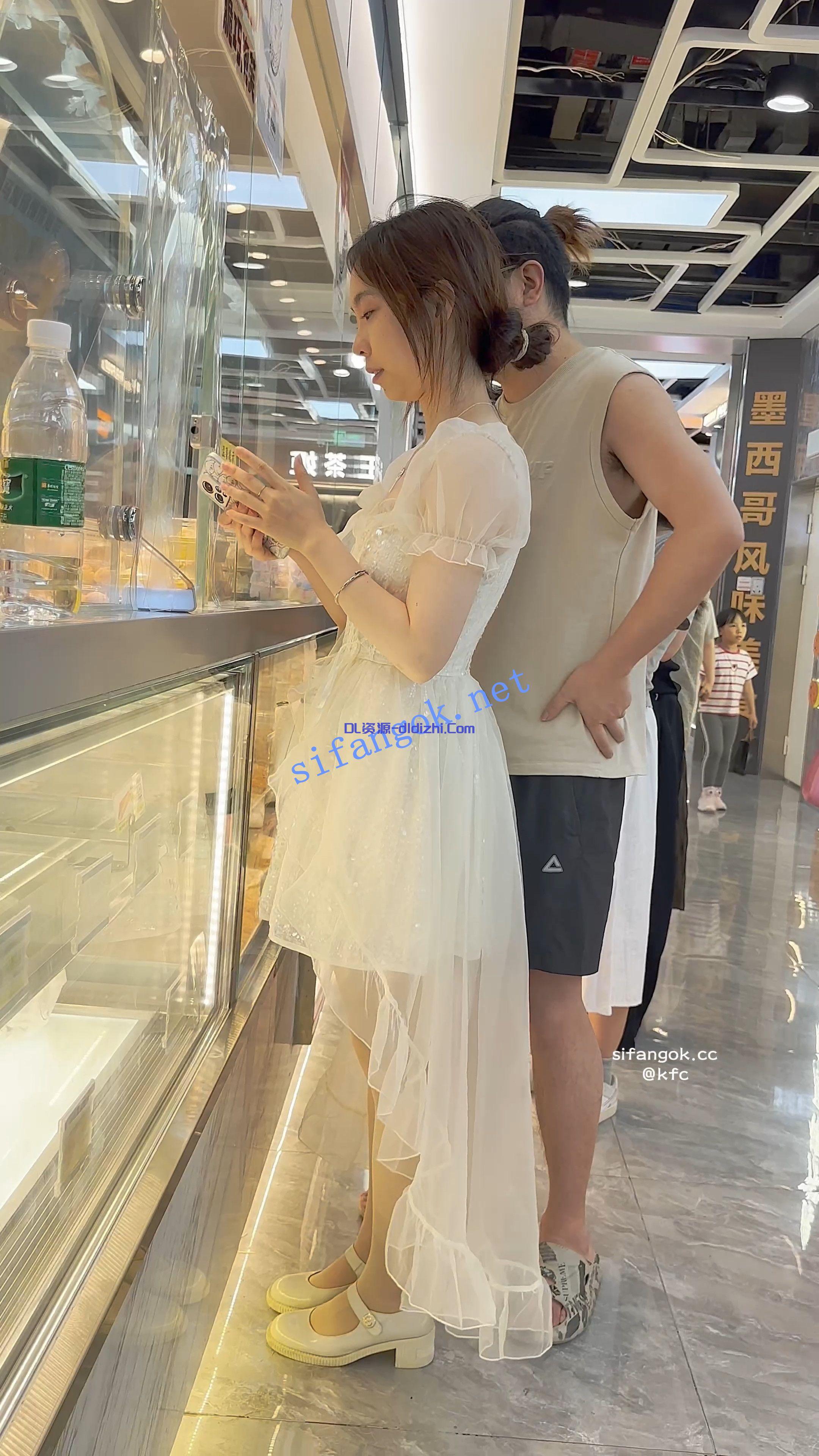 【KFC】婚纱裙靓女和猥琐男友·裙子遮住屁股放心穿了骚窄内 634MB