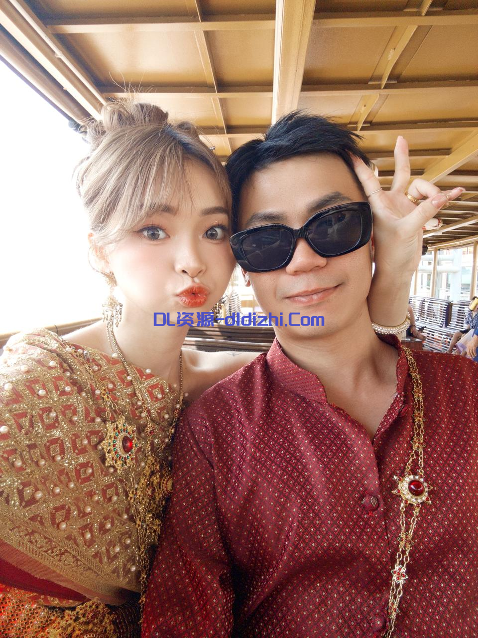 【S级泄密】台湾脐钉反差白虎妹，穿上情趣内衣跟猥琐男做爱露脸口交按在床上疯狂的后入中出骚穴娇喘不断，不雅视频流出 2GB