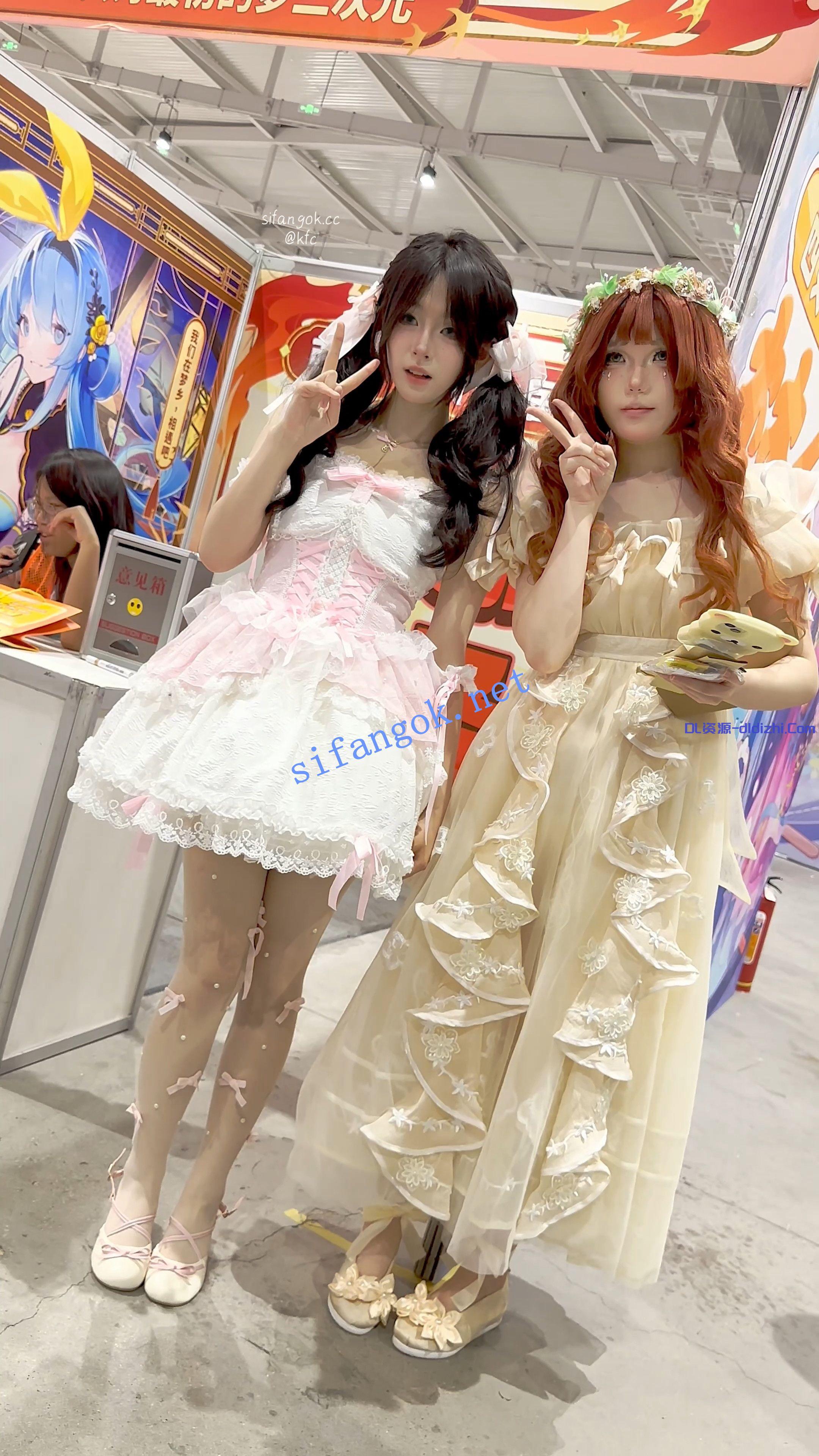 【KFC】洛丽塔萌妹逛累了·坐地上男友守护也露透明丝袜黑内 407MB