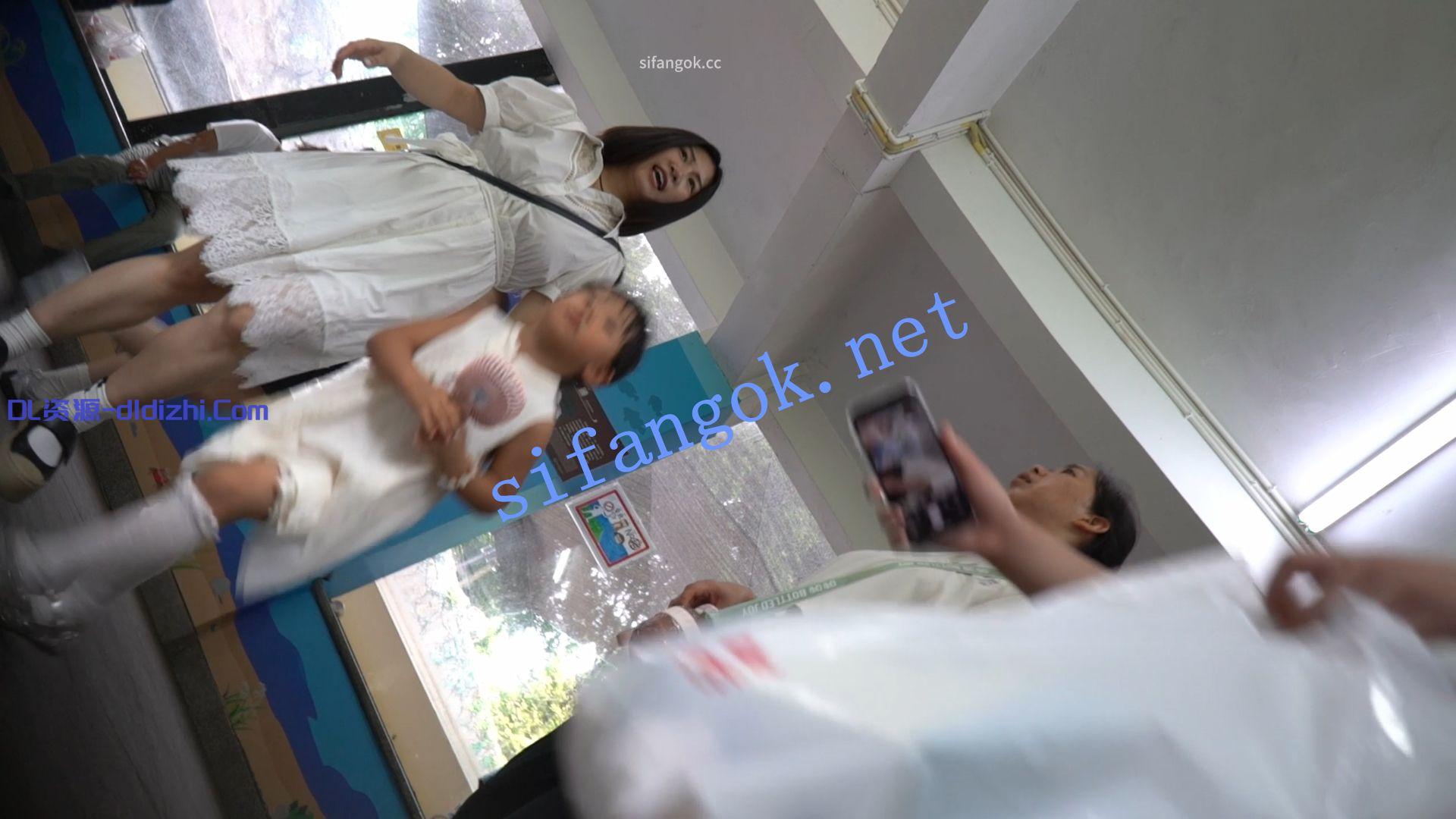 （空城原创）带孩子逛公园的白裙少妇，干净米白N包裹肥臀 351.1MB