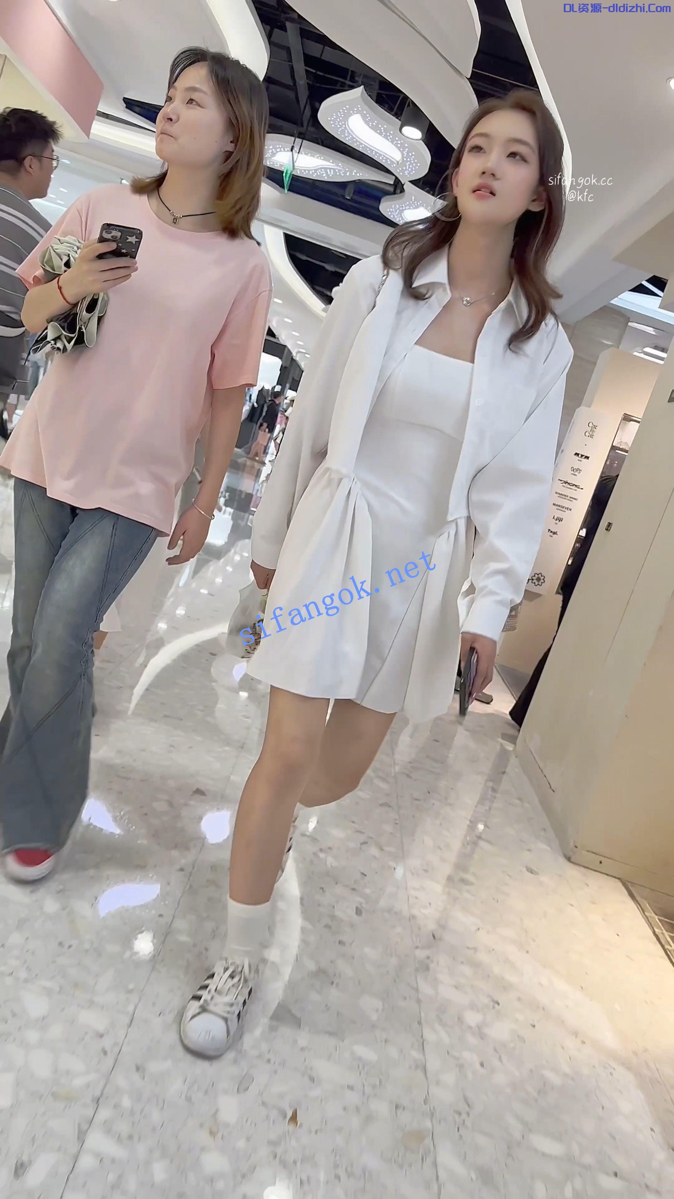 【KFC】身材极品的韩范美女逛街·走出自信的步伐·白色内内 549.8MB