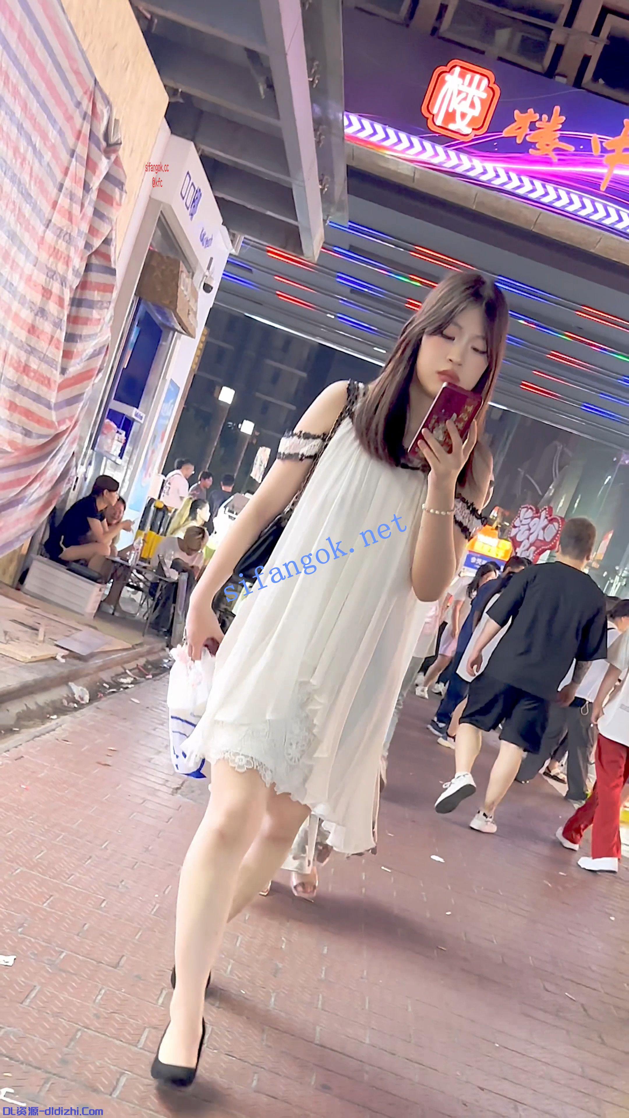 【KFC】高跟靓女警惕性极高·站在角落·果然穿了一根线的骚丁 141.8MB