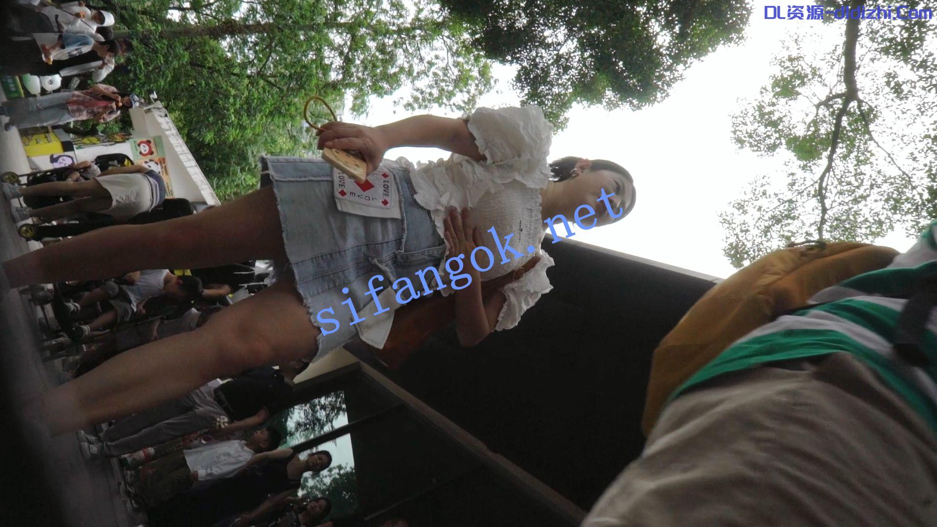 （空城原创）牛仔短裙少妇和家人逛公园，淡灰N包裹肉臀 362.9MB